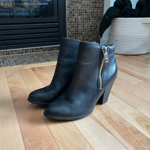 Heeled ankle boots - Picture 2 of 3